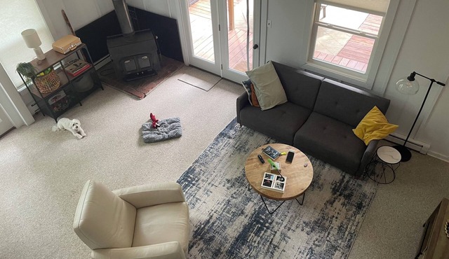 4 bedroom Basye, VA with nearby skiing, lake & mountain biking. Fully equipped