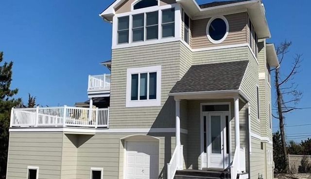 4 Bedroom, Bay Side Beauty!