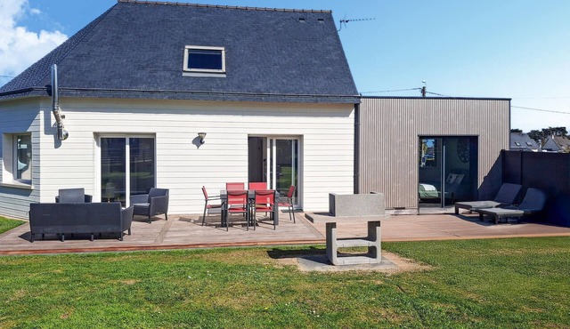 4 bedroom beach front home in Ploudalmézeau
