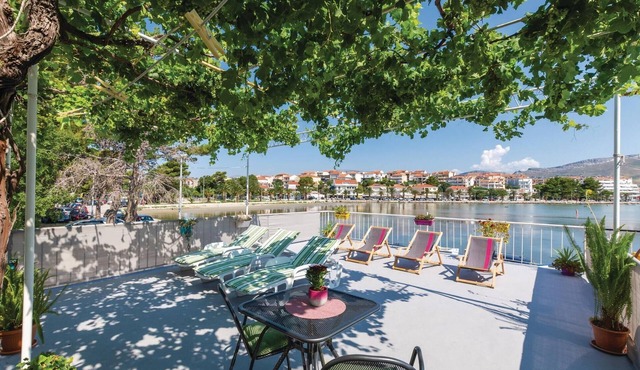 4 bedroom beach front home in Stobrec