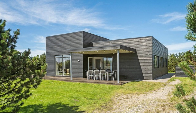 4 bedroom beach front home in Løkken