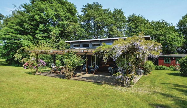 4 bedroom beach front home in Stege