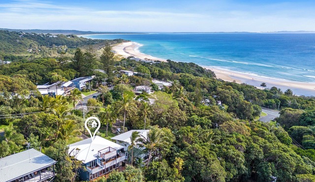 4 Bedroom beach house only minutes walk to Cylinder Beach.