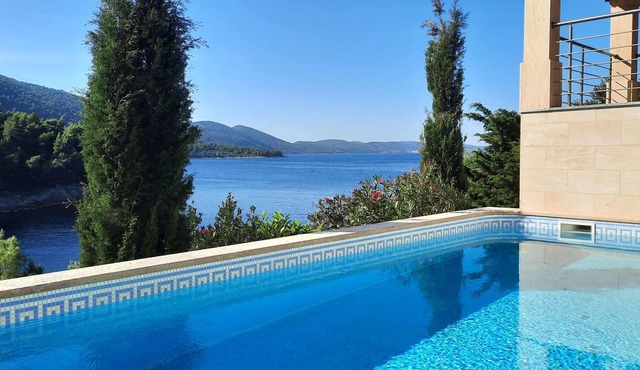 4-bedroom Beachvilla in bay Rasoha/Korčula with parking, pool,WiFi, fitness room