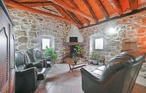 4 Bedroom Beautiful Home In Bordezac
