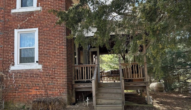 4-bedroom bed & breakfast in charming hideaway 1800's home!