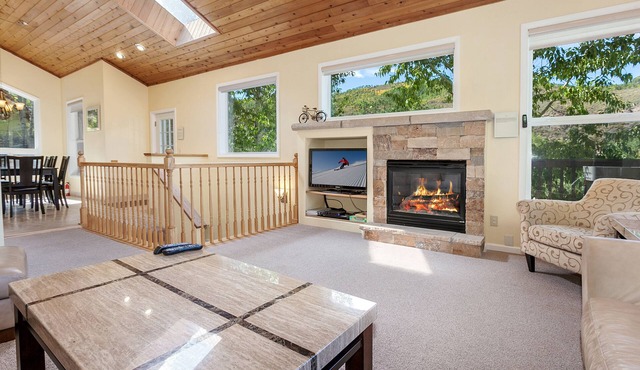 4 Bedroom + Bonus Room, Single Family Home, Huge Deck, Hot Tub, on the Bus Route