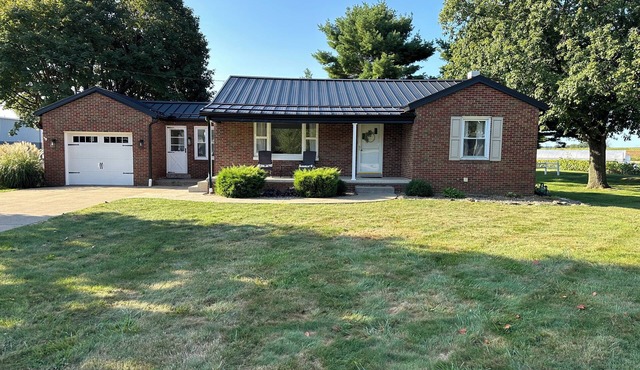 4-bedroom bungalow in charming Sugarcreek with WiFi and AC