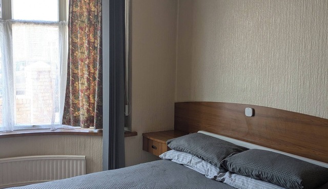 4 Bedroom bungalow in Swansea. Just a shot drive to Mumbles and great beaches.