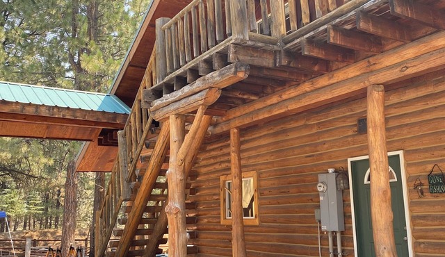 4-bedroom cabin in charming Pine Idaho with WiFi, AC, mountains, rive, lake