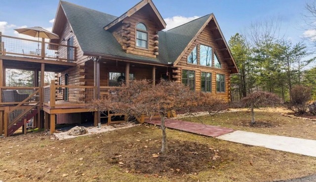 4-bedroom cabin in Amherst, VA with cozy mountain vibes, pool and hot tub!