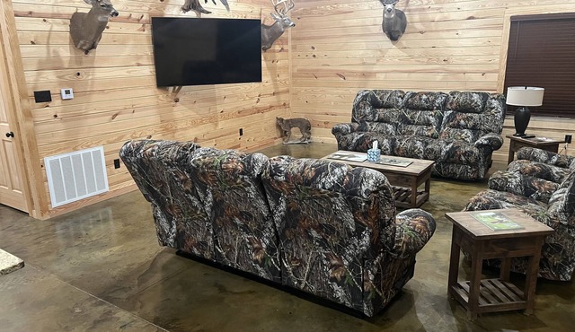 4 bedroom cabin in gated hunting property-5 minutes from Saracen Casino