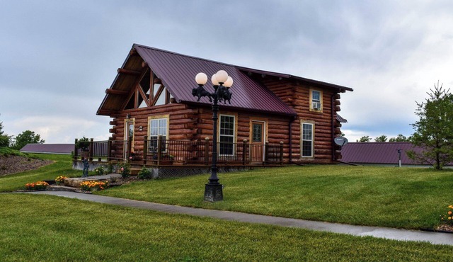 4-bedroom cabin in peaceful Albany, MO. Amazing views and relaxing environment.