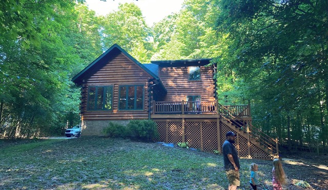 4-bedroom cabin in peaceful Apple Valley with AC, WiFi. Enjoy nature retreat.