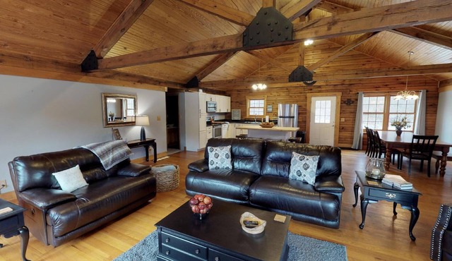 4 Bedroom Cabin in The Hocking Hills with Hot Tub & Wifi