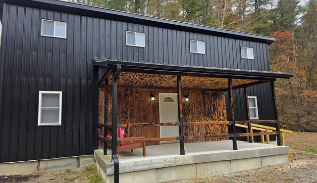 4-bedroom cabin in peaceful Nelsonville with AC, 500ft from Mountain bike trail