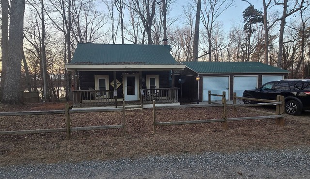 4-bedroom cabin on Fantastic High Rock Lake