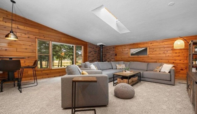 4-bedroom Cabin on the Rapid River with WiFi, AC, Dock, Access to Chain of Lakes