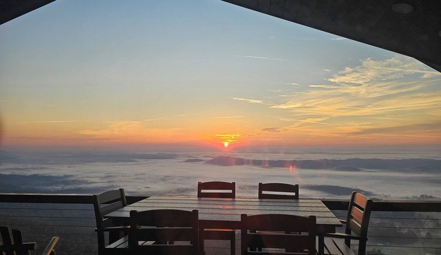 4 bedroom cabin with breath taking mountain top views, close to off road trails.