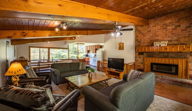 4 bedroom Cottage|Private Beach Access|Walk to Blue Mountain Village|#FO1