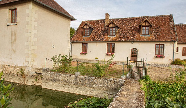 4-bedroom cottage with covered pool and garden near Loire castles