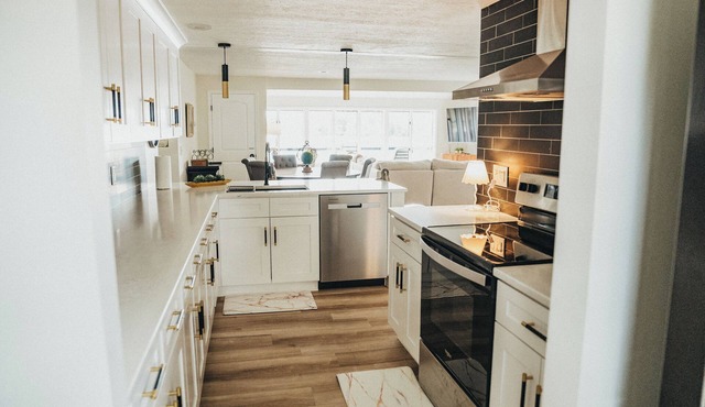 4-bedroom cottage in peaceful Portage Lakes w/hottub, lake access, pet friendly