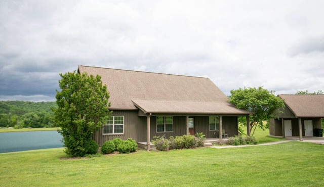4 Bedroom cottage on cattle ranch, river access