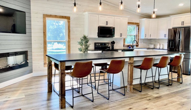 4 bedroom cottage with 2 indoor fireplaces