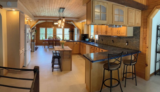 4 Bedroom Country Bliss with Rooftop Lounge Loft