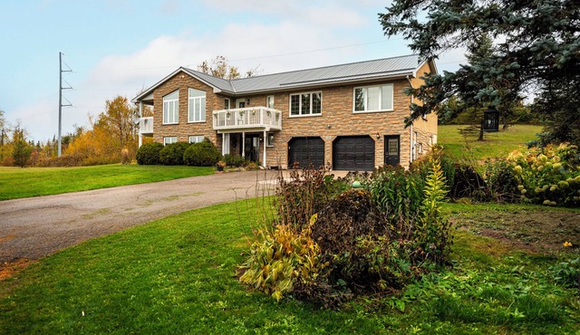 4 Bedroom Country Home with Outdoor Hot Tub, Pond & Acres of Relaxation