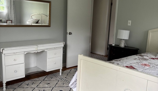 4-bedroom country house; 10 acres; lighted tennis, pickle ball courts, lake