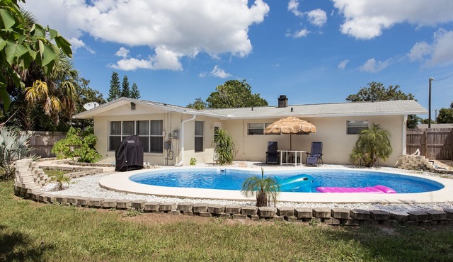 4 Bedroom Cozy Getaway Pool house in the Heart of Melbourne