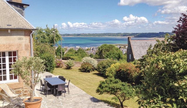 4 bedroom cozy home in Perros-Guirrec