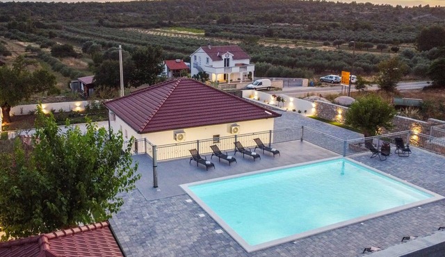 4 bedroom cozy home in Skradin-Vacani