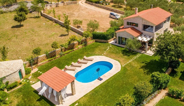 4 bedroom cozy home in Linardici