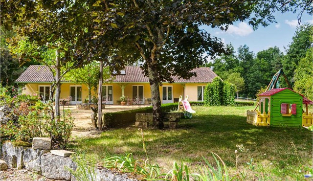 4 Bedroom Cozy Home In La Douze