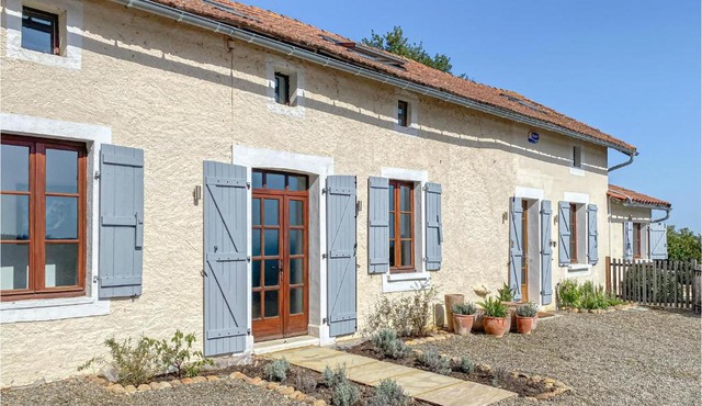 4 Bedroom Cozy Home In Monfaucon