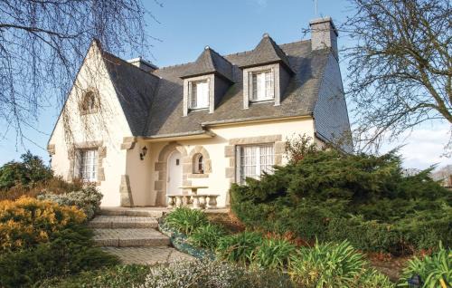 4 Bedroom Cozy Home In Yvias