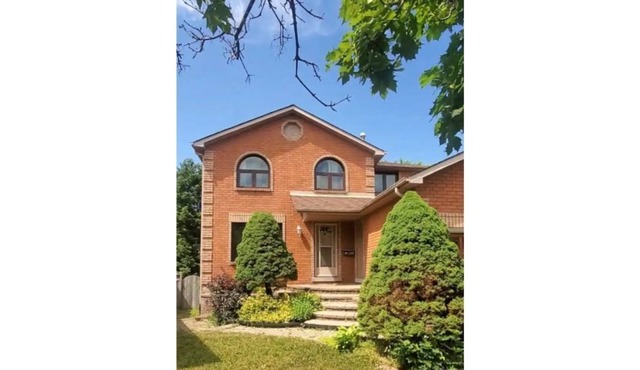 4 bedroom cozy home with leaving space and Barrie Lakeshore