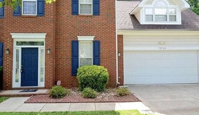 4-bedroom cozy house in charming Charlotte with WiFi, AC, home Security and love