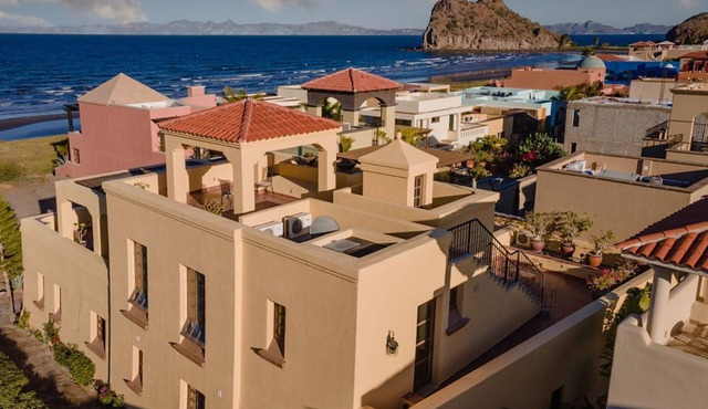 4-bedroom custom-built house with an amazing view to the Sea of Cortez…