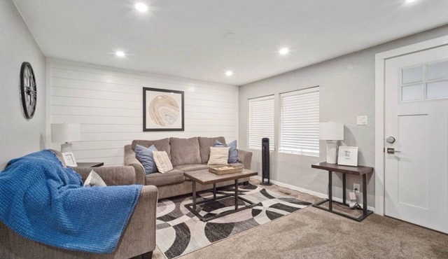 4 Bedroom + Den, Family Friendly, 5 mins to City!