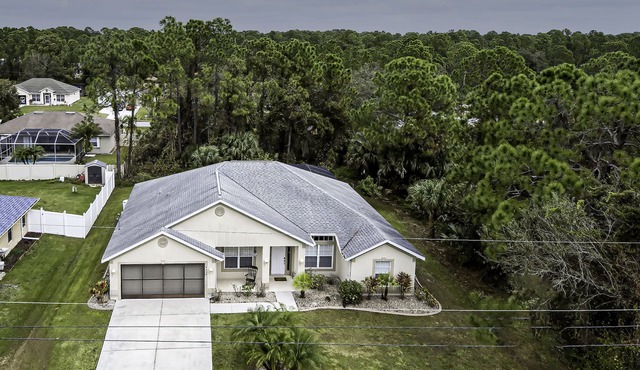 4 Bedroom + den, Pool home , WIFI, cable TV and Nationwide phone in home