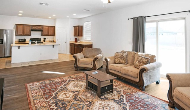 4 Bedroom Desert Oasis/Large Yard/Sleeps 8