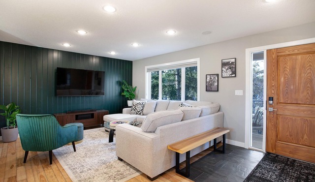 4-bedroom detached home with recreation room and hot tub!