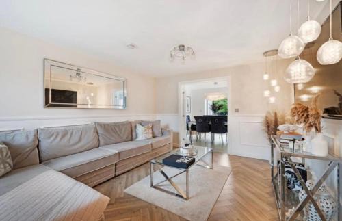 4-Bedroom Detached Home Mosley Common, Worsley