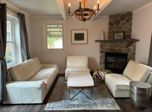 4 Bedroom Downtown Gem, Modern, Comfort, Fireplace, Huge Backyard, Steps to Lake and Broadwalk