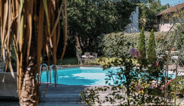 4-bedroom elegant mansion house in beautiful Aquitaine with pool near amenities