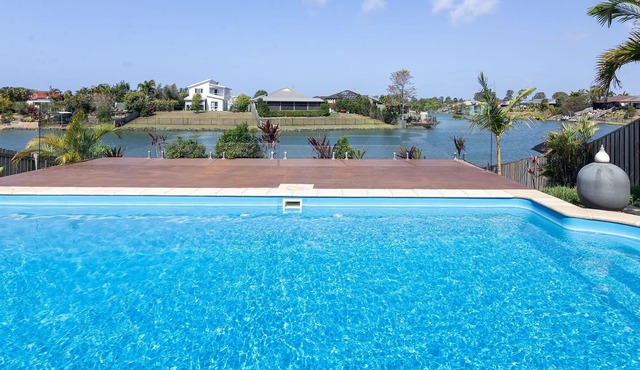 4-Bedroom Endeavour Poolside Escape