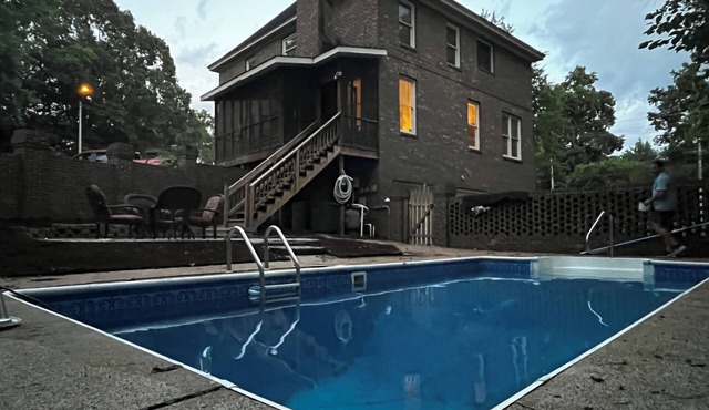 4-bedroom estate Downtown Cleveland WiFi, Pool, massage chair Kitchn Holidays